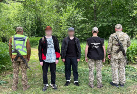 Двох «туристів» з Дніпропетровщини затримали з пострілами прикордонники на Буковині Двох «туристів» з Дніпропетровщини затримали з пострілами прикордонники на Буковині