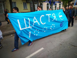 В Кривом Роге первомай встретили маршем за зарплаты в тысячу евро В Кривом Роге первомай встретили маршем за зарплаты в тысячу евро