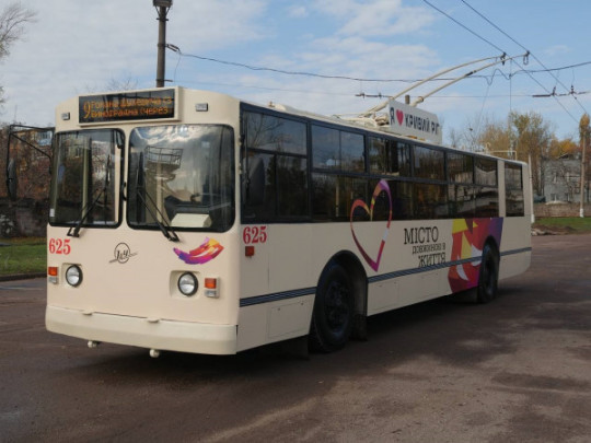 У Кривому Розі після капітального ремонту на лінію вийшов ще один повністю оновлений тролейбус - вже 20-й з початку війни