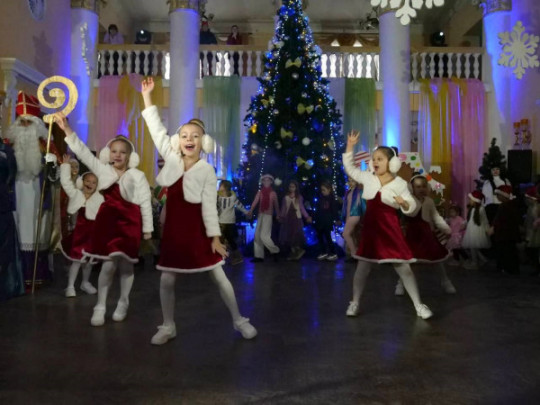 Кривий Ріг дарує дітям святкове диво: До новорічних та різдвяних свят понад 33 тисячі дітей Захисників та пільгових категорій отримають від міста солодкі подарунки та візьмуть участь у святкових програмах