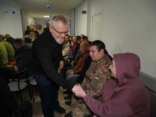 Захисники й Захисниці, які лікуються у Кривому Розі, отримають різдвяні подарунки та слова вдячності