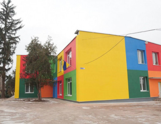 Для комфорту дітей, вчителів та вихователів - незважаючи на всі складнощі, спричинені війною, у Кривому Розі продовжується реалізація проекту з термомодернізації шкіл та дитячих садків