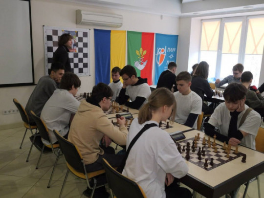 Криворізькі школярі змагаються за звання найкращих шахістів у межах проєкту «Пліч-о-пліч»