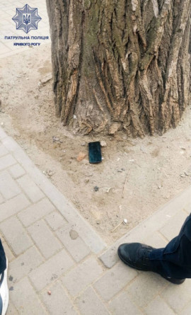 У Кривому Розі патрульні затримали крадіїв телефону