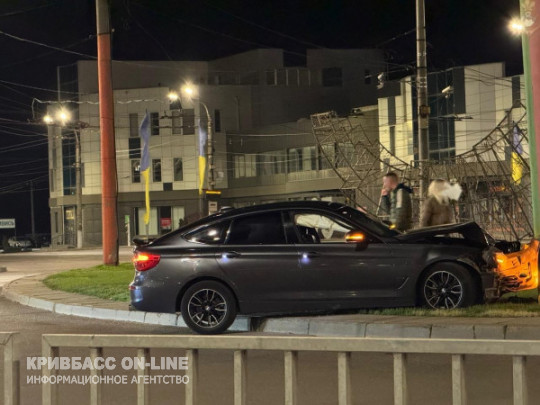 У Кривому Розі на кільці 95 BMW врізався у стовп