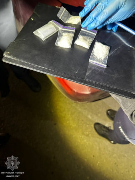 Криворізькі патрульні знайшли наркотики у пасажира авто