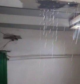 Дощ у під’їзді: мешканці Кривого Рогу скаржаться на стан даху будинку