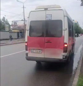У Кривому Розі водій маршрутки №286 посеред рейсу висадив пасажирів через «невигідну» поїздку