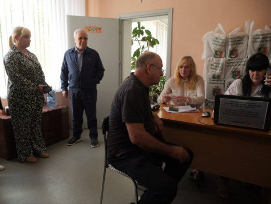 Ю. Вілкул: У непростий час продовжуємо підтримувати родини криворіжців. Вже стартувала третя «хвиля» видачі безкоштовних продуктових наборів, їх отримають понад 86 тисяч містян