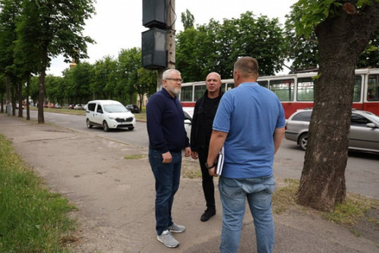 Безпека на дорогах під час блекаутів: у Кривому Розі продовжують обладнувати світлофори джерелами безперебійного живлення