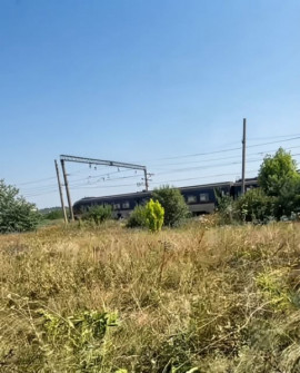 Пасажирів електрички П'ятихатки – Кривий Ріг евакуювали посеред поля через повітряну загрозу