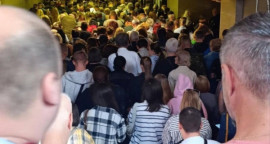 Київ під атакою: у столиці лунають вибухи, люди ховаються в метро