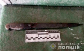 Месть за отца: на Днепропетровщине 21-летняя девушка нанесла соседу 28 ножевых ранений