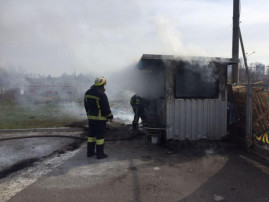 В Кривом Роге возле шиномонтажа горели постройка и машина