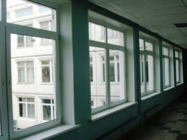 В школе Днепра первоклассник выпал из окна третьего этажа, ребенок в реанимации