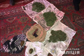 Очередной арсенал боеприпасов и партию наркотиков выявили криворожские полицейские у местного жителя Очередной арсенал боеприпасов и партию наркотиков выявили криворожские полицейские у местного жителя