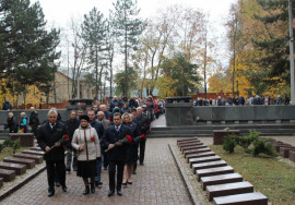 Константин Павлов вместе с ветеранами и сотнями криворожан возложили цветы к монументам в честь 74-й годовщины Освобождения Украины