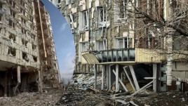 Окупанти обстріляли найбільший коксохімічний завод України: там у сховищах десятки людей Окупанти обстріляли найбільший коксохімічний завод України: там у сховищах десятки людей