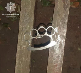 Криворізькі патрульні виявили у 32-річного чоловіка холодну зброю Криворізькі патрульні виявили у 32-річного чоловіка холодну зброю