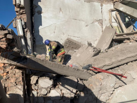 З-під завалів потрощеної гімназії в Нікополі дістали тіло жінки З-під завалів потрощеної гімназії в Нікополі дістали тіло жінки