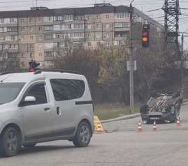 ДТП в Кривому Розі: одна з автівок перекинулась на дах ДТП в Кривому Розі: одна з автівок перекинулась на дах