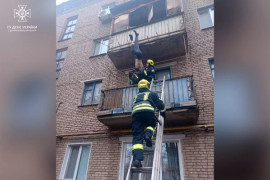Висів на балконі головою вниз: у Кривому Розі врятували чоловіка Висів на балконі головою вниз: у Кривому Розі врятували чоловіка