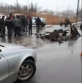 В Кривом Роге Mercedes врезался в повозку ромов В Кривом Роге Mercedes врезался в повозку ромов