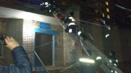 Фильмов насмотрелись: на Днепропетровщине воры пытались сбежать, спускаясь из окна по простыням Фильмов насмотрелись: на Днепропетровщине воры пытались сбежать, спускаясь из окна по простыням