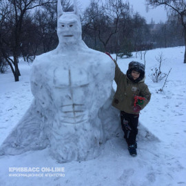 Пользуясь подходящей погодой, криворожане создают снежные скульптуры