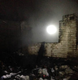В Кривом Роге пожарные всю ночь тушили горящий дом. Один человек погиб, двое в больнице