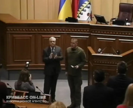 Юрий Вилкул вручил сыну генерал-майора Радиевского посмертную награду отца Юрий Вилкул вручил сыну генерал-майора Радиевского посмертную награду отца