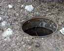 В Кривом Роге 3-летняя девочка упала в открытый канализационный колодец. Но никто не виноват!