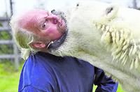 Канадец подружился с белой медведицей