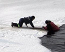 В Кривом Роге под лед провалилось трое детей и выпивший мужчина, выгуливавший собаку 