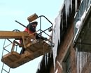 Коммунальщики Кривого Рога начали чистить крыши от снега