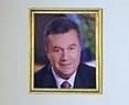 В Ливии украинку избили за портрет Януковича на стене