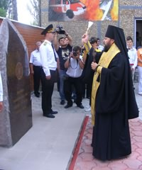 Архиепископ Ефрем освятил памятник погибшим сотрудникам МЧС