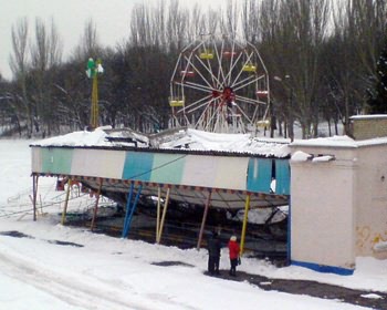 В Кривом Роге из-за неубранного снега обрушилась крыша детского аттракциона