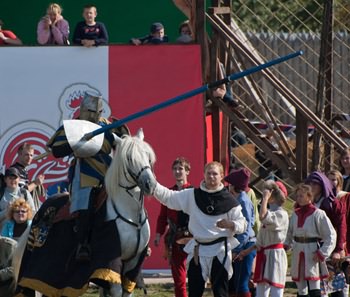 Криворожане прияли участие в исторической реконструкции средневекового турнира (фото)