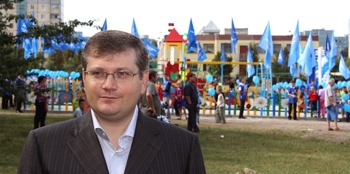 Александр Вилкул подарил юным жителям поселка Новополье детскую игровую площадку