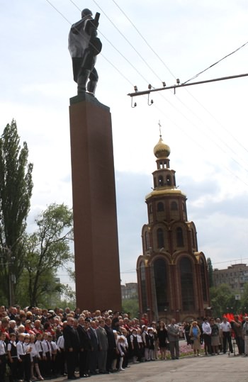 В Кривом Роге в честь 65-летия со дня Великой Победы открыли памятную колокольню (фото)