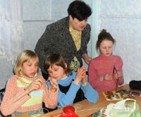 Рукодельницы Кривого Рога учат сирот - воспитанников интерната вязанию