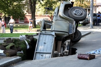 В центре Днепропетровска под землю провалился грузовик