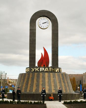 В Кривом Роге открылся мемориал в честь воинов-освободителей Украины «Часы памяти» (фото)