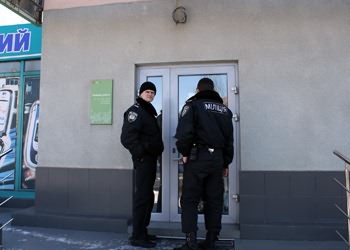 В Кривом Роге отчаявшийся вкладчик приковал себя наручниками в отделении банка «Надра» (фото)
