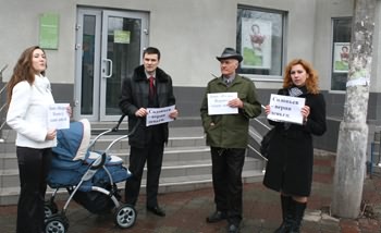 Обманутый вкладчик «Надра-банка» пикетировал отделение вместе со своей семьей (фото)