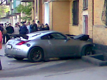 Вчера на улице Ленина спортивный «Nissan» въехал в жилой дом (фото)