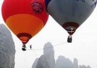 Китайский канатоходец выбрал стойками для каната...воздушные шары