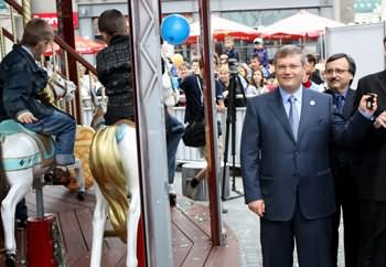 В Днепропетровске открылась уникальная Французская карусель