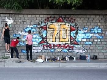 В Днепропетровске годовщину начала войны отметили флеш-мобом и выставкой графити (фото)